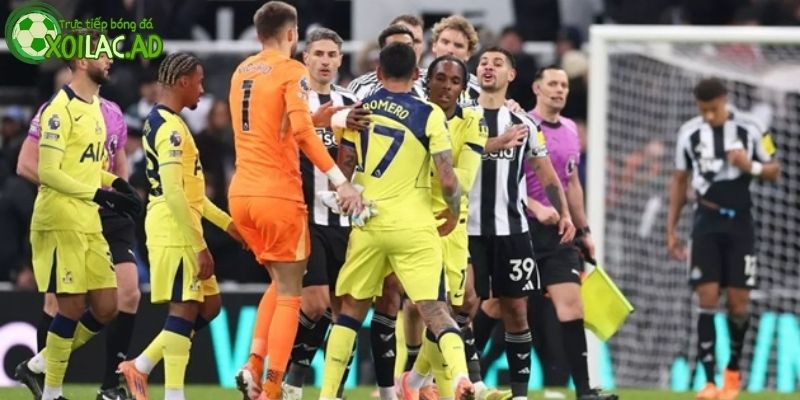 Joelinton và Bruno Guimaraes đã lao vào Cristian Romero